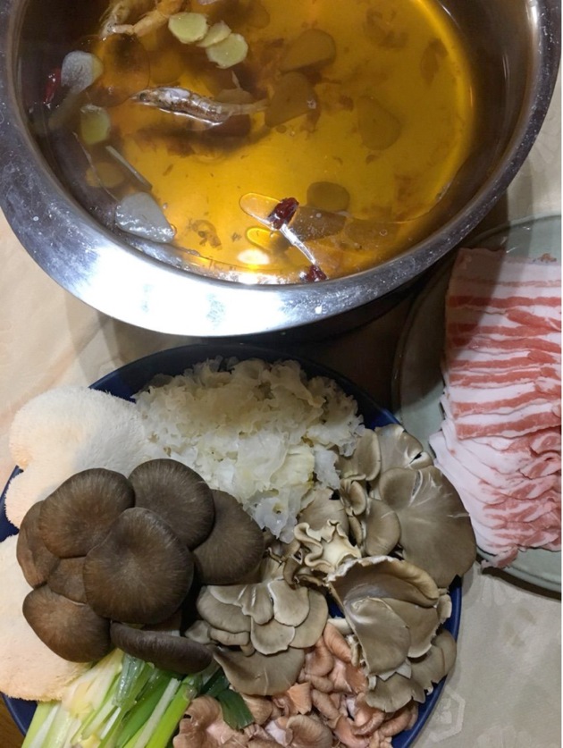 鰹昆布出汁で中華風きのこ鍋1